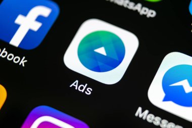 Sankt-Petersburg, Rusya, 10 Mayıs 2018: Facebook reklamları uygulama simgesi üzerinde Apple iphone X ekran yakın çekim. Facebook iş app simgesi. Facebook reklamları mobil uygulama. Sosyal medya ağı