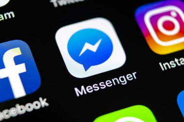 Sankt-Petersburg, Rusya, 10 Mayıs 2018: Facebook messenger uygulama simgesi Apple iphone X ekran yakın çekim. Facebook messenger app simgesi. Online Internet Sosyal medya ağı. Sosyal medya uygulaması