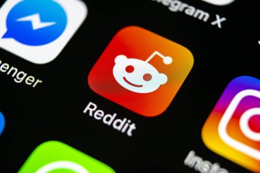 Sankt-Petersburg, Rusya, 10 Mayıs 2018: Reddit uygulama simgesi üzerinde Apple iphone X smartphone ekran yakın çekim. Reddit app simgesi. Reddit bir online sosyal medya sosyal ağdır.