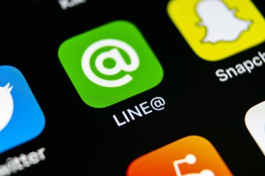 Sankt-Petersburg, Rusya, 10 Mayıs 2018: Satırı uygulama simgesi üzerinde Apple iphone X ekran yakın çekim. Satırı app simgesi. Bir online sosyal medya sosyal ağ çizgidir. Sosyal medya uygulaması