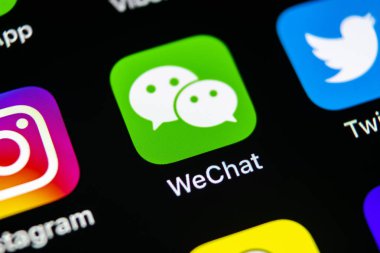 Sankt-Petersburg, Rusya, 10 Mayıs 2018: Wechat messenger uygulama simgesi Apple iphone X smartphone ekran yakın çekim. WeChat messenger app simgesi. Sosyal medya ağı.