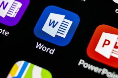 Sankt-Petersburg, 10 Mayıs 2018: Microsoft word uygulama simgesi Apple iphone X ekran yakın çekim. Microsoft office word simgesini. Microsoft office üstünde hareket eden telefon. Sosyal medya