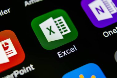 Sankt-Petersburg, Rusya, 10 Mayıs 2018: Microsoft Exel uygulama simgesi üzerinde Apple iphone X ekran yakın çekim. Microsoft office Exel app simgesi. Microsoft office üstünde hareket eden telefon. Sosyal medya