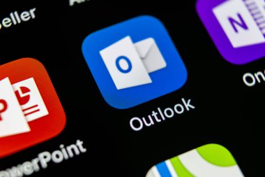 Sankt-Petersburg, Rusya, 10 Mayıs 2018: Microsoft Outlook office uygulama simgesini Apple iphone X ekran yakın çekim. Microsoft outlook app simgesi. Microsoft Outlook uygulama. Sosyal medya ağı