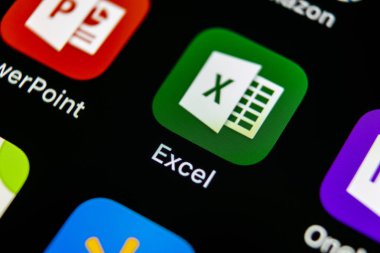 Sankt-Petersburg, Rusya, 10 Mayıs 2018: Microsoft Exel uygulama simgesi üzerinde Apple iphone X ekran yakın çekim. Microsoft office Exel app simgesi. Microsoft office üstünde hareket eden telefon. Sosyal medya