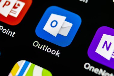 Sankt-Petersburg, Rusya, 10 Mayıs 2018: Microsoft Outlook office uygulama simgesini Apple iphone X ekran yakın çekim. Microsoft outlook app simgesi. Microsoft Outlook uygulama. Sosyal medya ağı