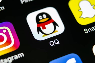 Sankt-Petersburg, Rusya, 10 Mayıs 2018: Qq messenger uygulama simgesi Apple iphone X smartphone ekran yakın çekim. QQ messenger app simgesi. Sosyal medya ağı