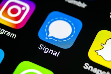 Sankt-Petersburg, Rusya, 10 Mayıs 2018: Sinyal messenger uygulama simgesi Apple iphone X smartphone ekran yakın çekim. Sinyal messenger app simgesi. Sosyal medya ağı.