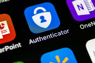 Ankt-Petersburg, Rusya Federasyonu, 10 Mayıs 2018: Microsoft kimlik doğrulayıcısı uygulama simgesi üzerinde Apple iphone X smartphone ekran yakın çekim. Microsoft Authenticator app simgesi. Sosyal ağ. Sosyal medya simge