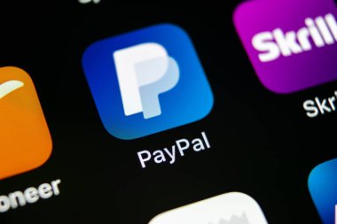 Sankt-Petersburg, Rusya, 10 Mayıs 2018: Paypal uygulama simgesi üzerinde Apple iphone X smartphone ekran yakın çekim. PayPal app simgesi. PayPal bir online elektronik finans ödeme sistemidir.