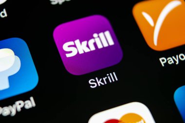Sankt-Petersburg, Rusya, 10 Mayıs 2018: Skrill uygulama simgesi üzerinde Apple iphone X smartphone ekran yakın çekim. Skrill app simgesi. Skrill bir online elektronik finans ödeme sistemidir.