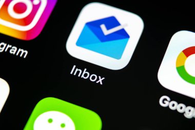Sankt-Petersburg, Rusya, 10 Mayıs 2018: Google gelen kutusu tarafından Gmail uygulama simgesi üzerinde Apple iphone X smartphone ekran yakın çekim. Google gelen kutusu app simgesi. Sosyal ağ. Sosyal medya simge