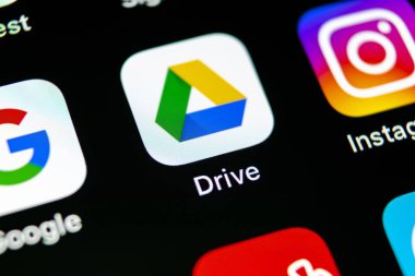 Sankt-Petersburg, Rusya, 10 Mayıs 2018: Google sürücü uygulama simgesi üzerinde Apple iphone X ekran yakın çekim. Google götürmek kutsal kişilerin resmi. Google sürücü uygulama. Sosyal medya ağı