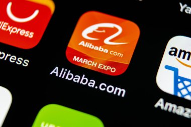 Sankt-Petersburg, Rusya, 10 Mayıs 2018: Alibaba uygulama simgesi üzerinde Apple iphone X smartphone ekran yakın çekim. Alibaba app simgesi. Alibaba.com popüler e-ticaret uygulaması var. Sosyal medya simge
