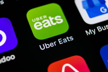 Sankt-Petersburg, Rusya, 10 Mayıs 2018: Uber yiyor uygulama simgesine Apple iphone X smartphone ekran yakın çekim. Uber app simgesi yiyor. Sosyal ağ. Sosyal medya simge