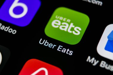 Sankt-Petersburg, Rusya, 10 Mayıs 2018: Uber yiyor uygulama simgesine Apple iphone X smartphone ekran yakın çekim. Uber app simgesi yiyor. Sosyal ağ. Sosyal medya simge