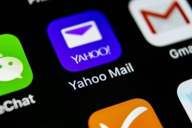 Sankt-Petersburg, Rusya, 10 Mayıs 2018: Yahoo Mail uygulama simgesi üzerinde Apple iphone X smartphone ekran yakın çekim. Yahoo mail app simgesi. Sosyal ağ. Sosyal medya simge