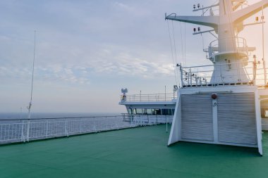 Cruise gemi beyaz kabin büyük pencereler ile. Çalışan köprü cruise liner kanat. Radar ve navigasyon sistemi ile mavi bir gökyüzü beyaz yolcu gemisinde. Tamam. Okyanusu günbatımı arka plan.