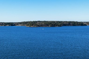 Havadan görünümü bir okyanus arka plan hız teknesi ile. Gökyüzü bulutlu denize hava dramatik seaview. Gökyüzü bulutlar günbatımında çarpıcı. Gökyüzü manzara. Hava fotoğrafçılığı.