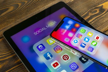 Sankt-Petersburg, Rusya, 31 Mayıs 2018: Apple ipad ve iphone X ile sosyal medya facebook, instagram, heyecan, snapchat uygulama ekranda simgeler. Sosyal medya simgeler. Sosyal ağ. Sosyal medya