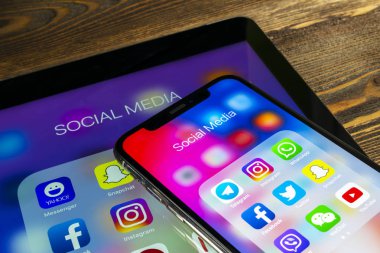 Sankt-Petersburg, Rusya, 30 Mayıs 2018: Apple ipad ve iphone X ile sosyal medya facebook, instagram, heyecan, snapchat uygulama ekranda simgeler. Sosyal medya simgeler. Sosyal ağ. Sosyal medya