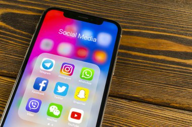 Sankt-Petersburg, Rusya, 30 Mayıs 2018: Apple iphone X ile sosyal medya facebook, instagram, heyecan, snapchat uygulama ekranda simgeler. Sosyal medya simgeler. Sosyal ağ. Sosyal medya