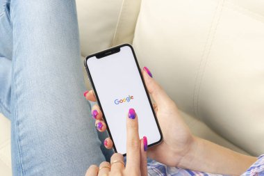 Sankt-Petersburg, Rusya, 30 Mayıs 2018: Google arama uygulama simgesi Apple iphone X smartphone ekran yakın çekim kadın elinde. Google app simgesi. Sosyal ağ. Sosyal medya simge