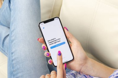 Sankt-Petersburg, Rusya, 30 Mayıs 2018: Twitter uygulama simgesi üzerinde Apple iphone X smartphone ekran yakın çekim kadın elinde. Twitter app simgesi. Sosyal medya simge. Sosyal ağ