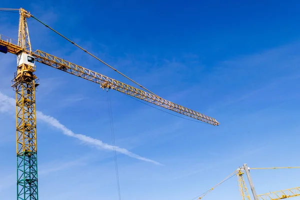 Torre Grúa Construcción Sobre Fondo Azul Cielo Grúa Construcción Progreso —  Fotos de Stock