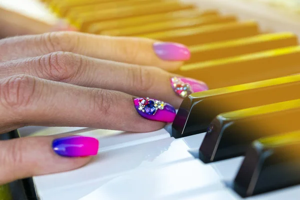 Kadının Piyano Closeup Klavyede Eller Piyano Çalan Eller Müzisyen Üstten — Stok fotoğraf