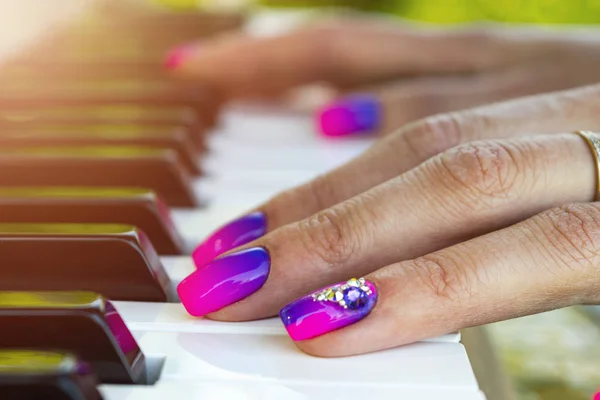 Mãos Mulher Teclado Piano Fecham Mãos Músico Tocando Piano Vista — Fotografia de Stock