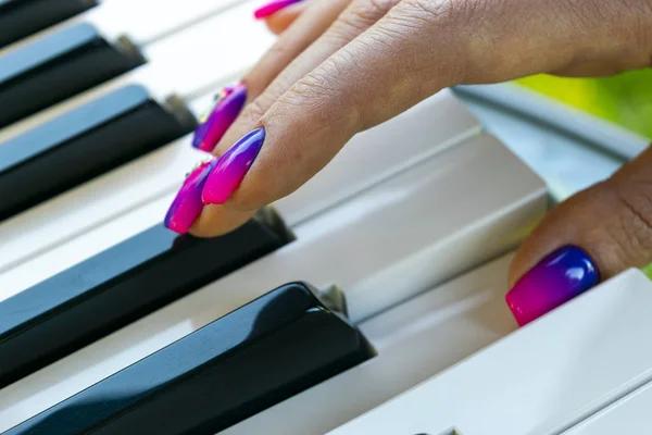 Frauenhände Auf Der Tastatur Des Klaviers Nahaufnahme Händemusiker Klavier Ansicht — Stockfoto