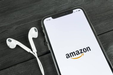Sankt-Petersburg, Rusya, 30 Mayıs 2018: Amazon alışveriş uygulama simgesine Apple iphone X ekran. Amazon alışveriş app simgesi. Amazon mobil uygulama. Sosyal medya ağı