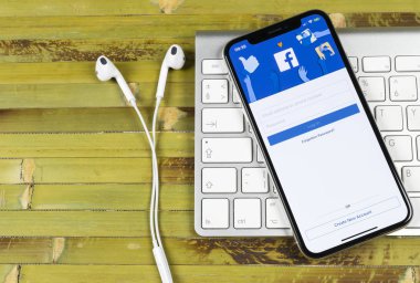 Sankt-Petersburg, Rusya, 2 Haziran 2018: Facebook uygulama simgesi üzerinde Apple iphone X smartphone ekran yakın çekim. Facebook app simgesi. Sosyal medya simge. Sosyal ağ