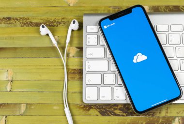 Sankt-Petersburg, Rusya, 2 Haziran 2018: Microsoft Onedrive uygulama simgesi üzerinde Apple iphone X ekran yakın çekim. Microsoft onedrive app simgesi. Microsoft office Onedrive uygulama. Sosyal medya ağı