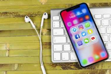 Sankt-Petersburg, Rusya, 2 Haziran 2018: Apple iphone X ile sosyal medya facebook, instagram, heyecan, snapchat uygulama ekranda simgeler. Sosyal medya simgeler. Sosyal ağ. Sosyal medya