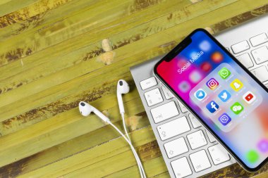 Sankt-Petersburg, Rusya, 2 Haziran 2018: Apple iphone X ile sosyal medya facebook, instagram, heyecan, snapchat uygulama ekranda simgeler. Sosyal medya simgeler. Sosyal ağ. Sosyal medya