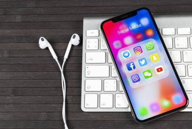 Sankt-Petersburg, Rusya, 2 Haziran 2018: Apple iphone X ile sosyal medya facebook, instagram, heyecan, snapchat uygulama ekranda simgeler. Sosyal medya simgeler. Sosyal ağ. Sosyal medya