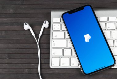 Sankt-Petersburg, Rusya, 2 Haziran 2018: Paypal uygulama simgesi üzerinde Apple iphone X smartphone ekran yakın çekim. PayPal app simgesi. PayPal bir online elektronik finans ödeme sistemidir.