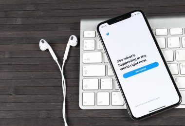 Sankt-Petersburg, Rusya, 2 Haziran 2018: Twitter uygulama simgesi üzerinde Apple iphone X smartphone ekran yakın çekim. Twitter app simgesi. Sosyal medya simge. Sosyal ağ
