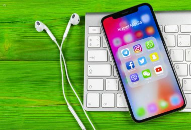 Sankt-Petersburg, Rusya, 2 Haziran 2018: Apple iphone X ile sosyal medya facebook, instagram, heyecan, snapchat uygulama ekranda simgeler. Sosyal medya simgeler. Sosyal ağ. Sosyal medya
