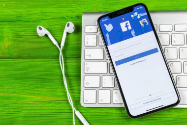 Sankt-Petersburg, Rusya, 2 Haziran 2018: Facebook uygulama simgesi üzerinde Apple iphone X smartphone ekran yakın çekim. Facebook app simgesi. Sosyal medya simge. Sosyal ağ