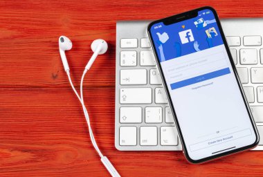 Sankt-Petersburg, Rusya, 2 Haziran 2018: Facebook uygulama simgesi üzerinde Apple iphone X smartphone ekran yakın çekim. Facebook app simgesi. Sosyal medya simge. Sosyal ağ