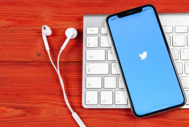 Sankt-Petersburg, Rusya, 2 Haziran 2018: Twitter uygulama simgesi üzerinde Apple iphone X smartphone ekran yakın çekim. Twitter app simgesi. Sosyal medya simge. Sosyal ağ
