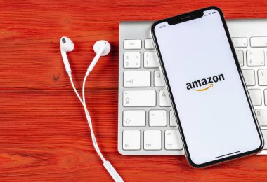Sankt-Petersburg, Rusya, 2 Haziran 2018: Amazon alışveriş uygulama simgesine Apple iphone X ekran yakın çekim. Amazon alışveriş app simgesi. Amazon mobil uygulama. Sosyal medya ağı