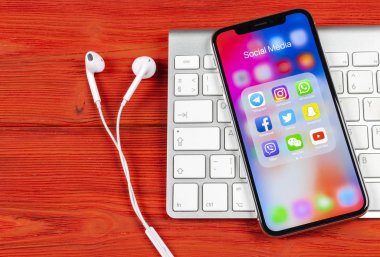 Sankt-Petersburg, Rusya, 2 Haziran 2018: Apple iphone X ile sosyal medya facebook, instagram, heyecan, snapchat uygulama ekranda simgeler. Sosyal medya simgeler. Sosyal ağ. Sosyal medya