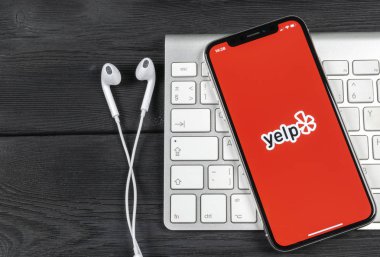 Sankt-Petersburg, Rusya, 2 Haziran 2018: Yelp uygulama simgesi üzerinde Apple iphone X ekran yakın çekim. Yelp app simgesi. Yelp.com uygulama. Sosyal ağ. Sosyal medya