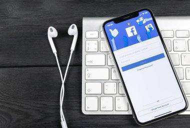 Sankt-Petersburg, Rusya, 2 Haziran 2018: Facebook uygulama simgesi üzerinde Apple iphone X smartphone ekran yakın çekim. Facebook app simgesi. Sosyal medya simge. Sosyal ağ