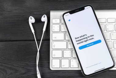 Sankt-Petersburg, Rusya, 2 Haziran 2018: Twitter uygulama simgesi üzerinde Apple iphone X smartphone ekran yakın çekim. Twitter app simgesi. Sosyal medya simge. Sosyal ağ