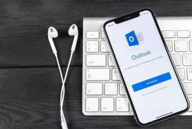 Sankt-Petersburg, Rusya, 2 Haziran 2018: Microsoft Outlook office uygulama simgesini Apple iphone X ekran yakın çekim. Microsoft outlook app simgesi. Microsoft Outlook uygulama. Sosyal medya ağı